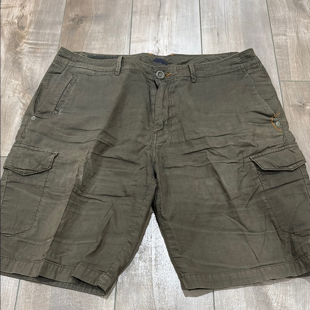 Tommy Bahama Green Cargo Shorts. Size 33